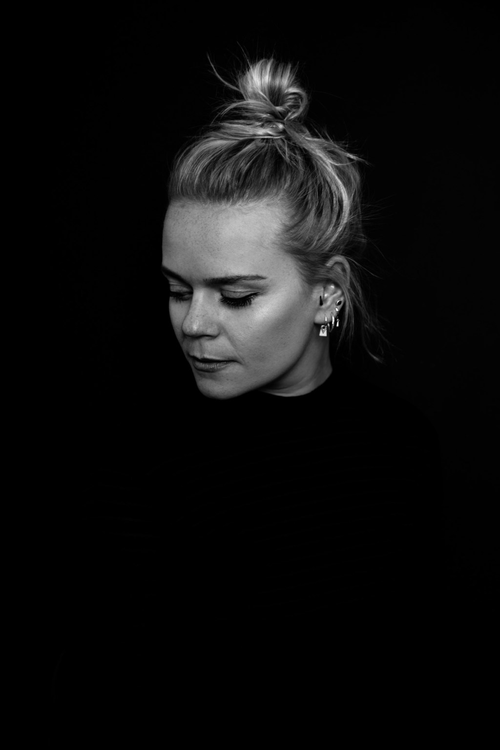 Kunstvolle Studio-Aufnahmen mit Annika in schwarz/weiß.